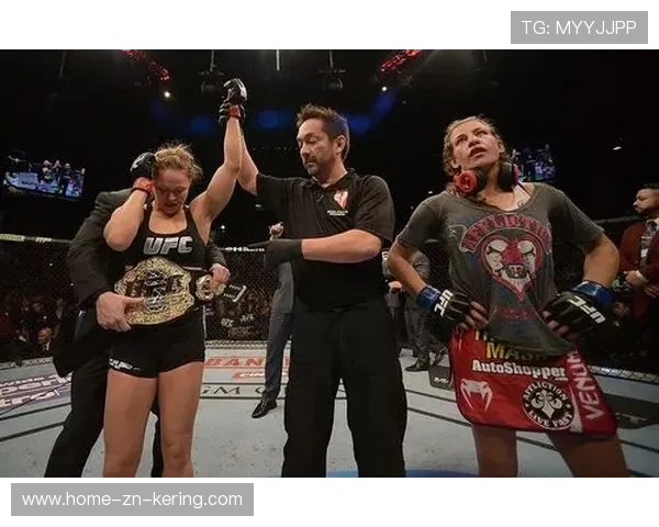 UFC重击震天，让对手头盔飞出场外的惊天一击